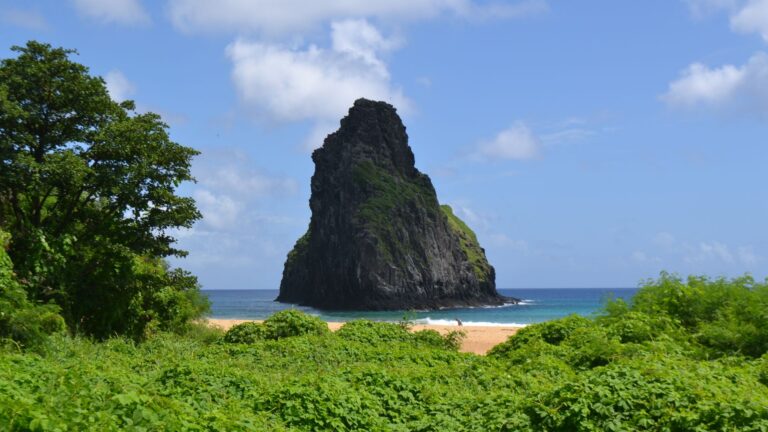 Morro do Pico visto da praia em Fernando de Noronha