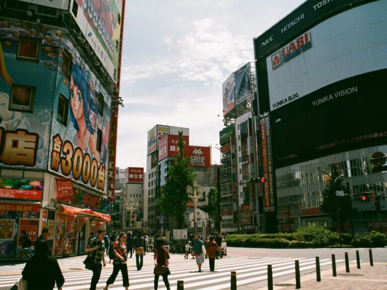 Rua movimentada de Shinjuku com letreiros japoneses