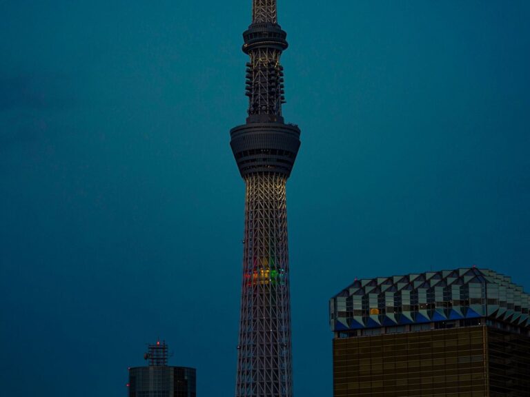Tokyo Skytree iluminada à noite