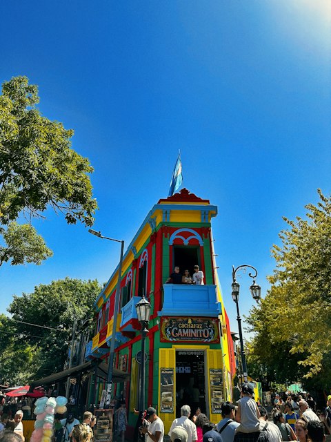 Casario colorido e visitantes em Buenos Aires