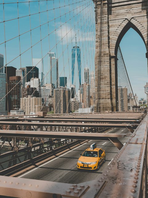 Táxi amarelo na Ponte do Brooklyn, em Nova York