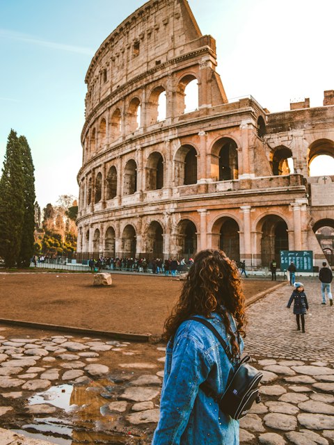 Viajante diante do Coliseu, em Roma
