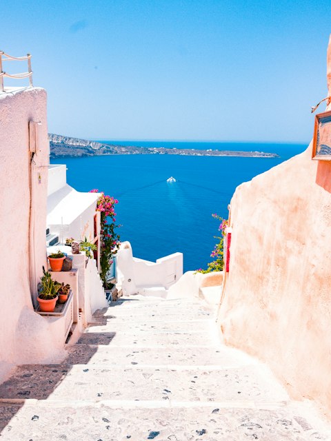 Escadaria branca com vista para o mar em Santorini, na Grécia